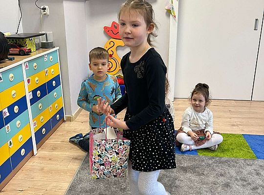 Dziewczynka żegna dzieci