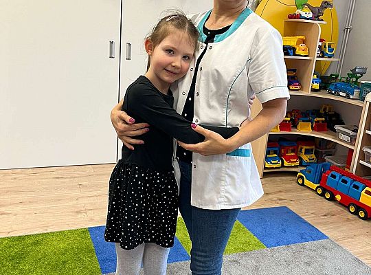 Dziewczynka żegna Panią