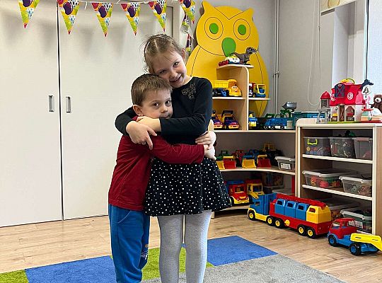 Dziewczynka żegna dzieci