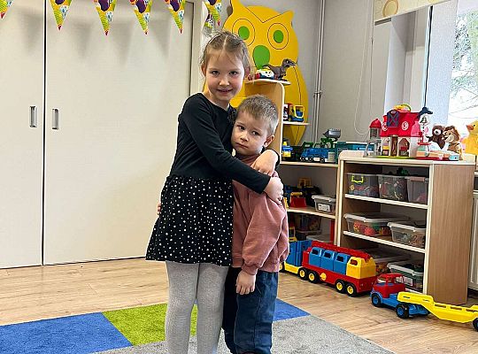 Dziewczynka żegna dzieci