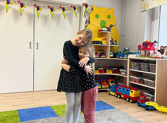 Dziewczynka żegna dzieci