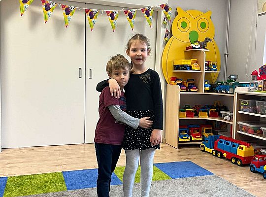 Dziewczynka żegna dzieci