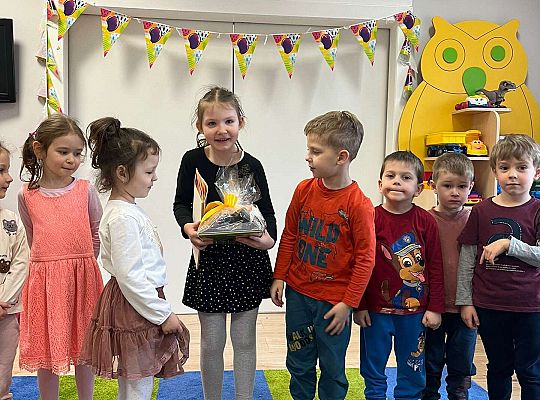 Dziewczynka z prezentem