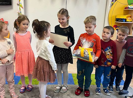 Dziewczynka z prezentem