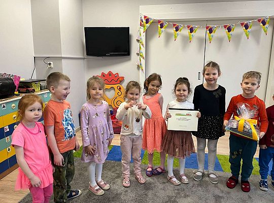 Dzieci wręczają prezent