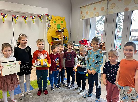 Dzieci wręczają prezent