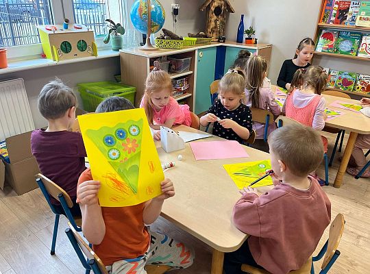 Dzieci robią laurki