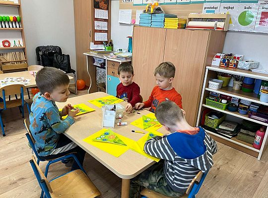 Dzieci robią laurki