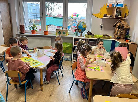 Dzieci robią laurki