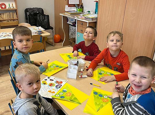 Dzieci robią laurki