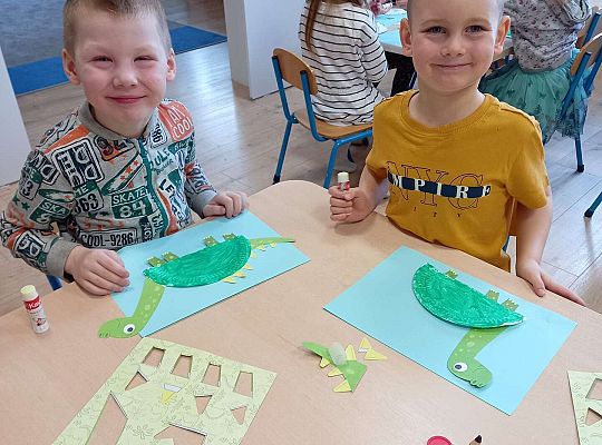 Dzieci wykonują pracę