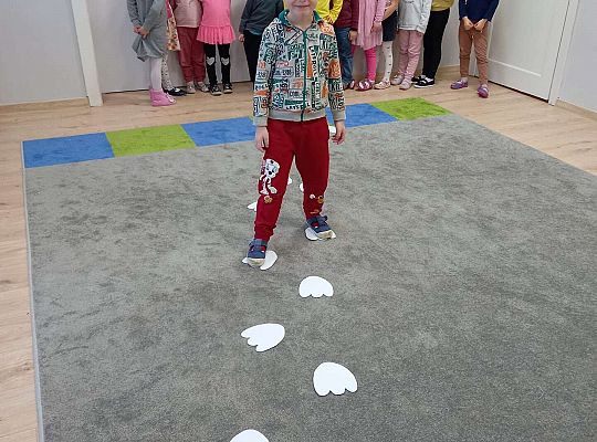 Dzieci idą po śladach