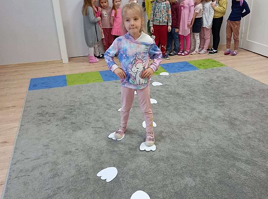 Dzieci idą po śladach