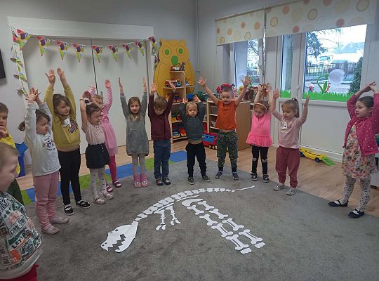 Dzieci układają kości dinozaura