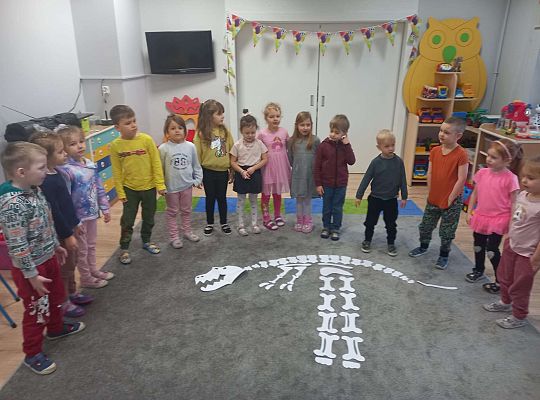 Dzieci układają kości dinozaura