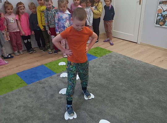 Dzieci idą po śladach