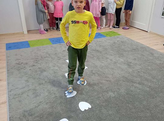 Dzieci idą po śladach