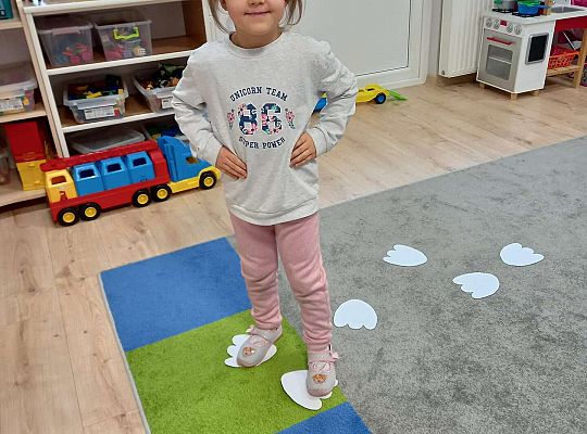 Dzieci idą po śladach