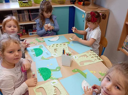 Dzieci wykonują pracę