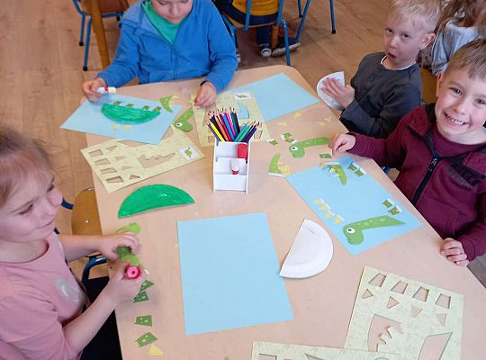 Dzieci wykonują pracę