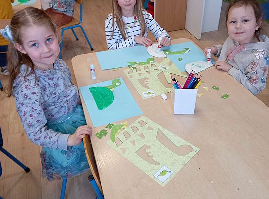 Dzieci wykonują pracę