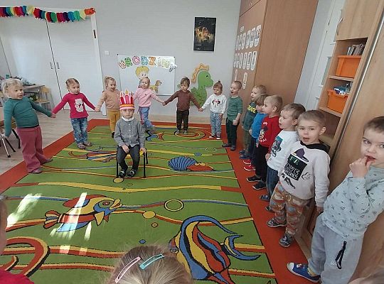 Dzieci śpiewają "sto lat"