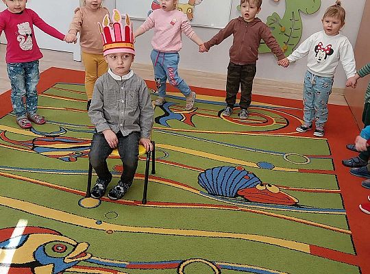 Dzieci śpiewają "sto lat"