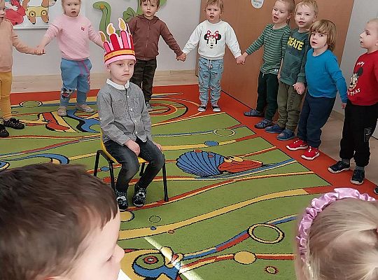 Dzieci śpiewają "sto lat"