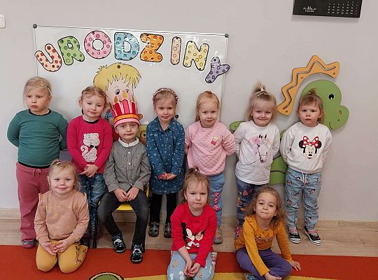 Grupa dziewczynek z solenizantem