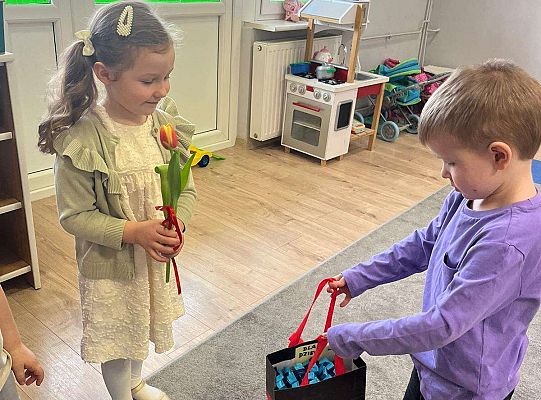 Chłopiec wręcza upominki