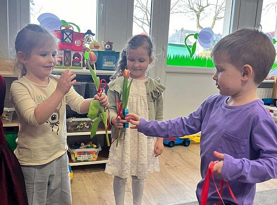 Chłopiec wręcza upominki