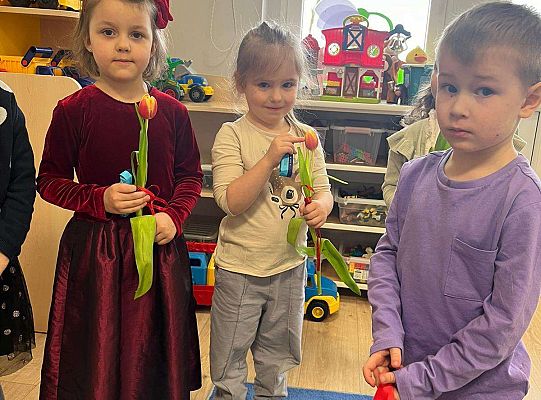 Chłopiec wręcza upominki