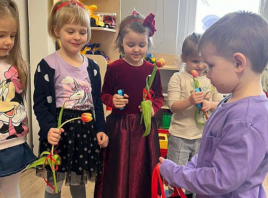 Chłopiec wręcza upominki