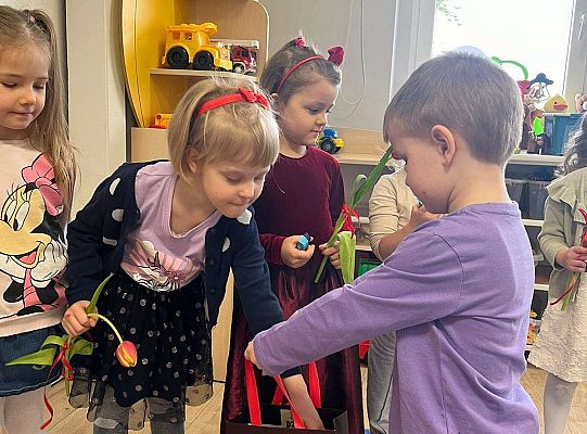 Chłopiec wręcza upominki