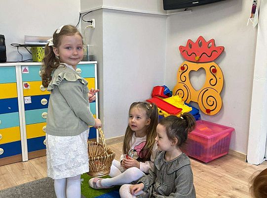 Dziewczynka wręcza upominki