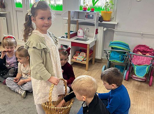 Dziewczynka wręcza upominki