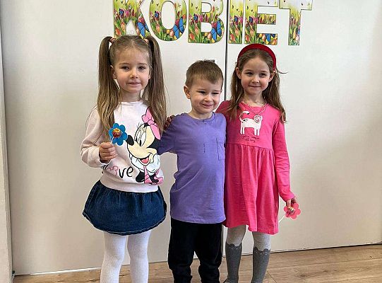 Chłopiec wręcza upominki