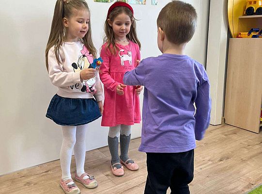 Chłopiec wręcza upominki