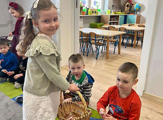 Dziewczynka wręcza upominki