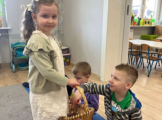 Dziewczynka wręcza upominki