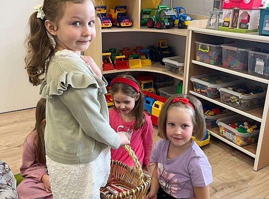 Dziewczynka wręcza upominki