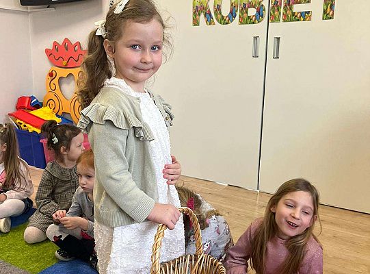 Dziewczynka wręcza upominki