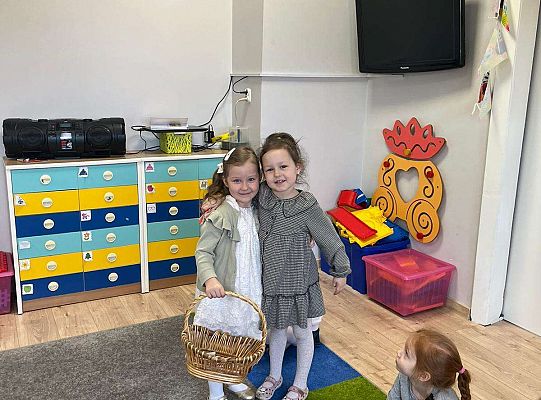 Dziewczynka wręcza upominki