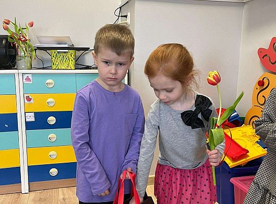 Chłopiec wręcza upominki