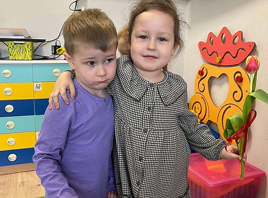 Chłopiec wręcza upominki