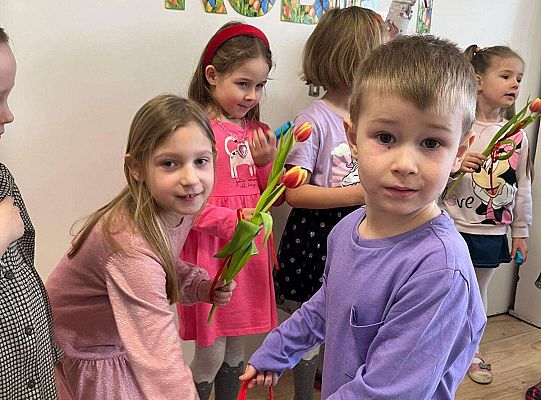 Chłopiec wręcza upominki