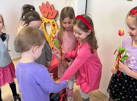 Chłopiec wręcza upominki