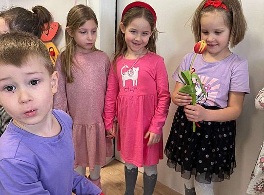 Chłopiec wręcza upominki