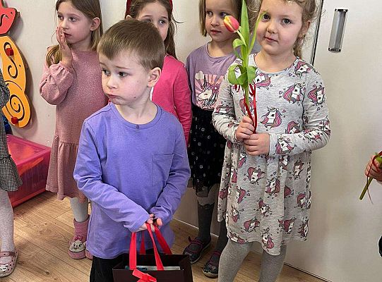 Chłopiec wręcza upominki