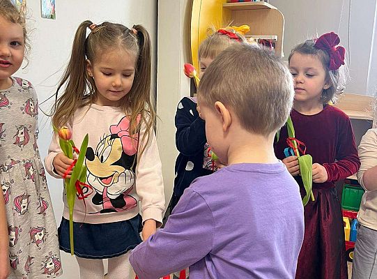 Chłopiec wręcza upominki